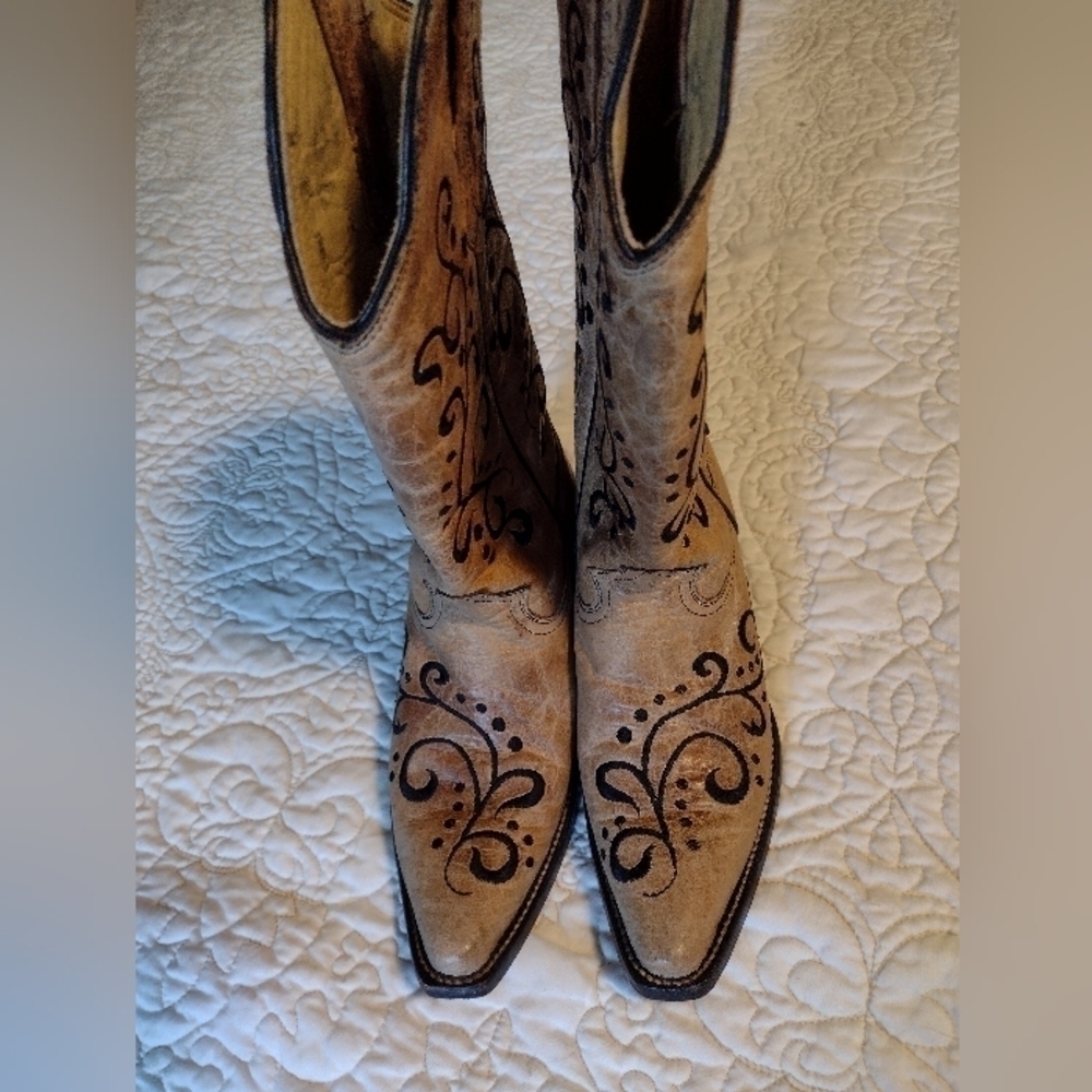 Corral women's leather w/ black embroidery‎ Cowboy Boots Distressed  sz 7 - Picture 2 of 9